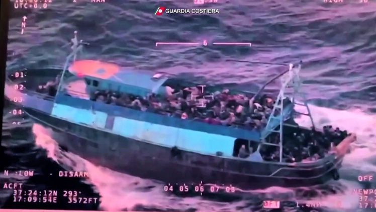 Video: Giải cứu hơn 1.000 người di cư trên ba chiếc thuyền trong vùng biển động ở Ý