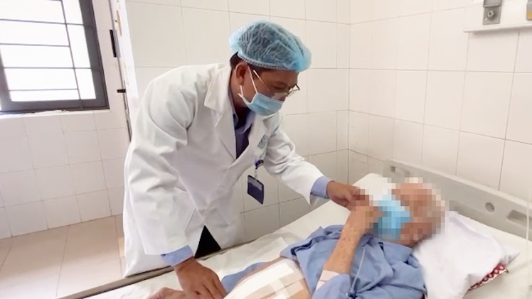 Video: Cảnh báo nuốt trái chà là còn nguyên vỏ, một bệnh nhân phải phẫu thuật vì tắc ruột