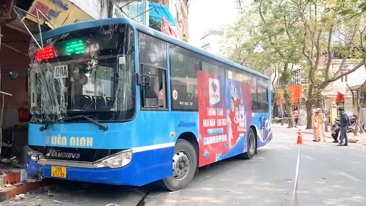 Video: Xe buýt lao vào quán bún chả trên phố Hà Nội, hai người bị thương
