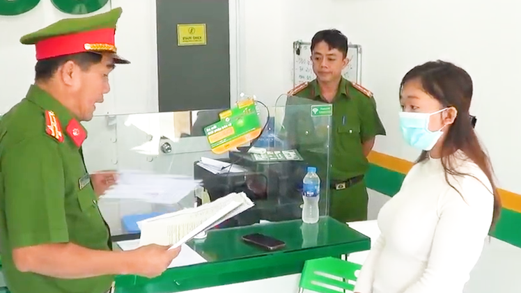 Video: Kiểm tra 13 điểm kinh doanh F88 ở Tiền Giang, phát hiện nhiều hình ảnh người chưa trả nợ bị cắt ghép
