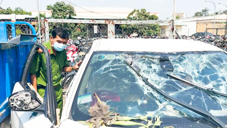 Video: Ô tô lao xuống kênh ở An Giang, nữ tài xế tử vong