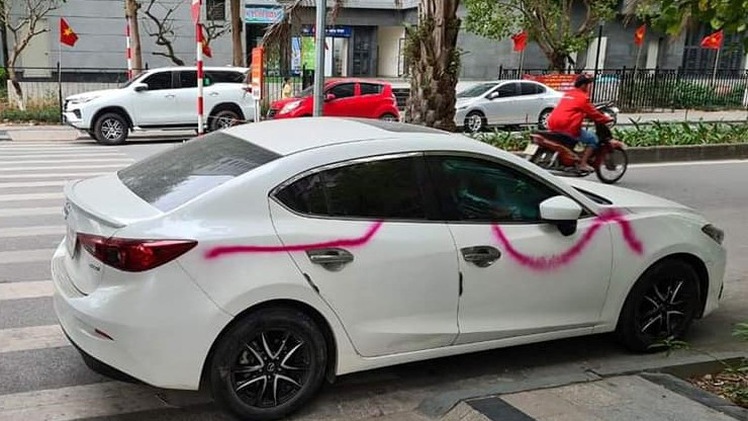 Video: Nhiều ô tô bị xịt sơn khi đậu sát vỉa hè chung cư cao cấp ở Hà Nội