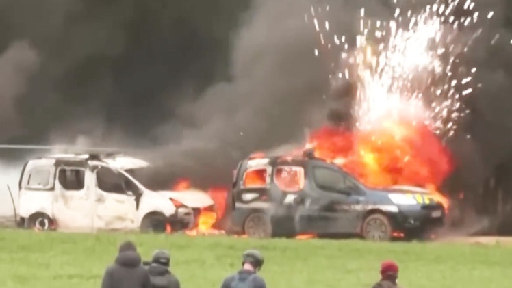 Video: Người biểu tình đốt xe của lực lượng hiến binh, phản đối xây hồ thủy lợi ở Pháp