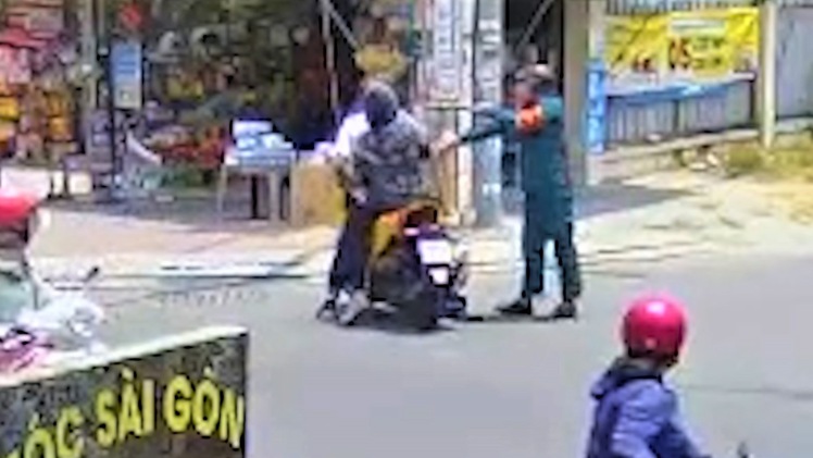 Video: Xác minh clip người mặc đồ dân quân tự vệ dùng gậy đánh nam sinh