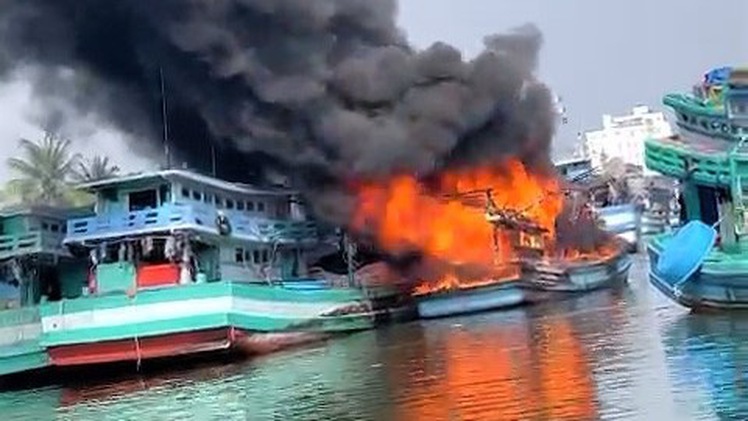 Video: Tàu cá bốc cháy dữ dội kèm cột khói đen kịt, trôi trên sông ở Phú Quốc