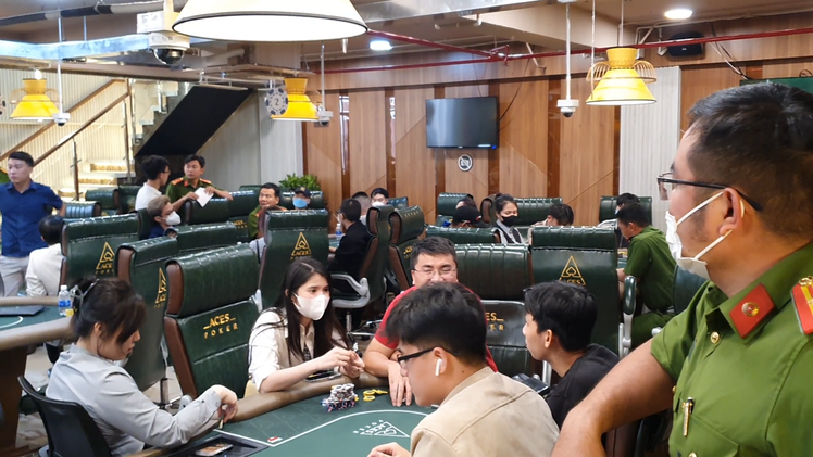 Video: Cảnh sát ập vào kiểm tra, điều tra yếu tố cờ bạc của câu lạc bộ Aces Poker