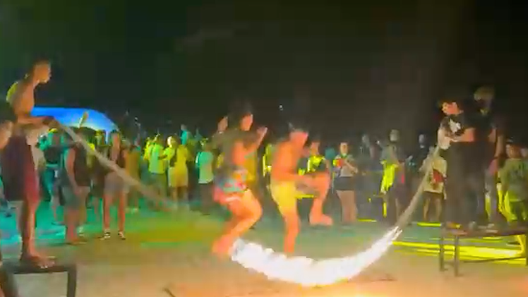 Video: Độc lạ màn nhảy dây rực lửa 'té lên té xuống', thu hút nhiều du khách