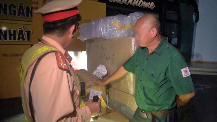 Video: CSGT niêm phong xe khách Phương Trang, xử lý tài xế vi phạm nồng độ cồn khi chở 32 người