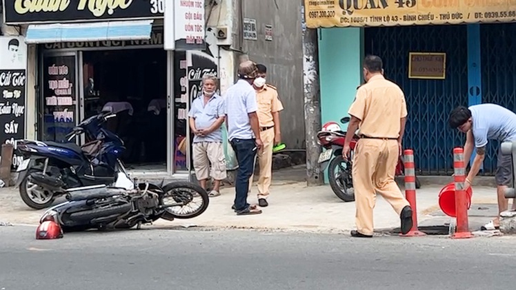 Video: Tránh bà bán vé số, người đi xe máy thiệt mạng sau va quẹt với xe tải