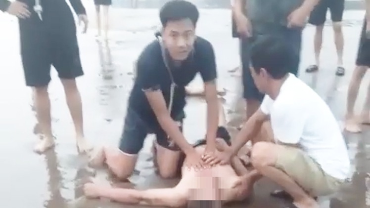 Video: Hai anh em cứu 4 du khách bị nước cuốn khi tắm biển