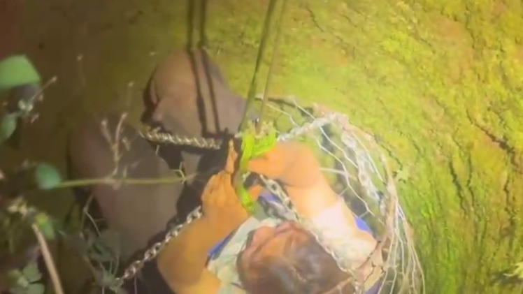 Video: Cứu người phụ nữ rơi xuống giếng sâu 18m khi đi làm rẫy
