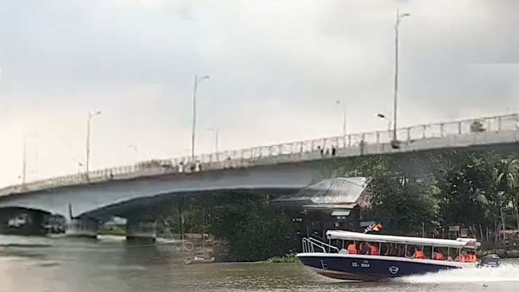 Video: Tích cực tìm kiếm một cô gái trẻ lao từ cầu Phú Long xuống sông Sài Gòn mất tích