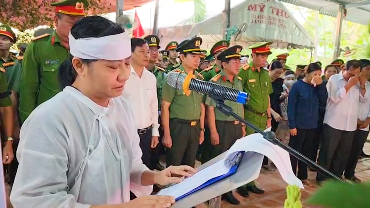 Video: Nghẹn ngào tiễn biệt trung tá CSGT hy sinh khi ngăn chặn nghi can vận chuyển ma túy