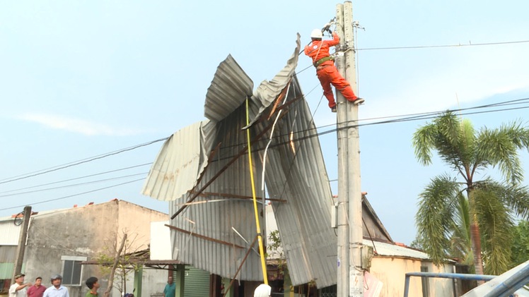 Video: Mưa dông giật sập, tốc mái 83 căn nhà ở Tiền Giang