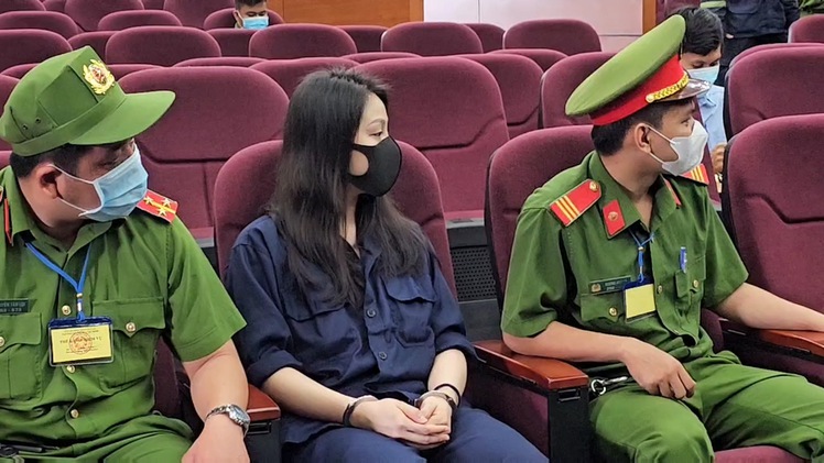 Video: Xử phúc thẩm vụ hành hạ bé gái 8 tuổi, bị cáo Quỳnh Trang và Trung Thái có mặt tại tòa