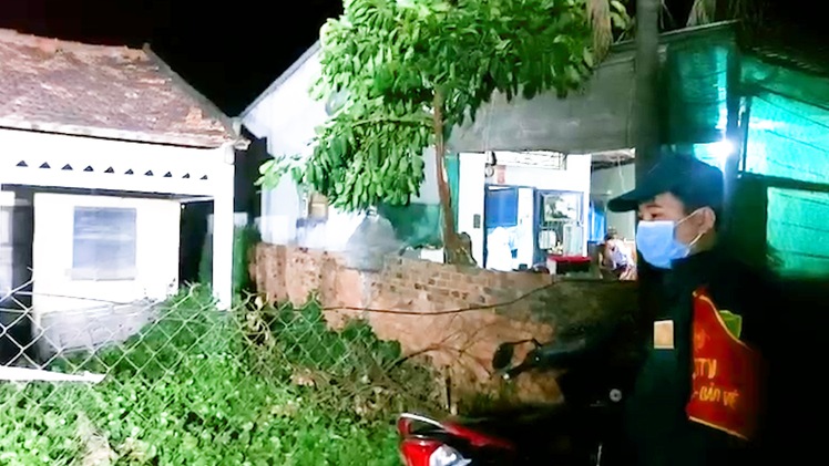Video: Thi thể phân hủy trong nhà hoang, nghi của người đàn ông mất tích ở Long An