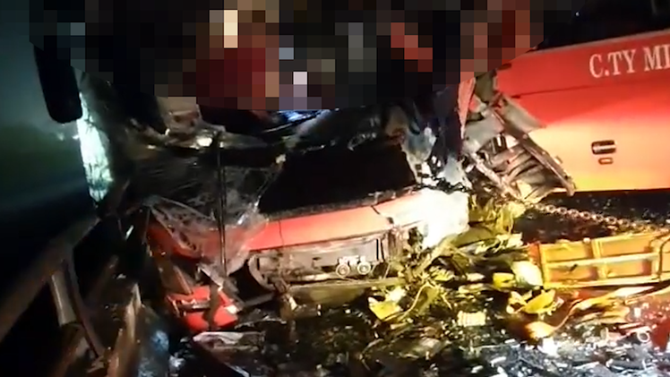 Video: Hiện trường hai xe khách tông nhau, một người chết, nhiều người bị thương