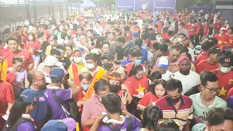 Video: Nhiều CĐV ngậm ngùi vì không có vé vào xem trận U22 Việt Nam - U22 Lào