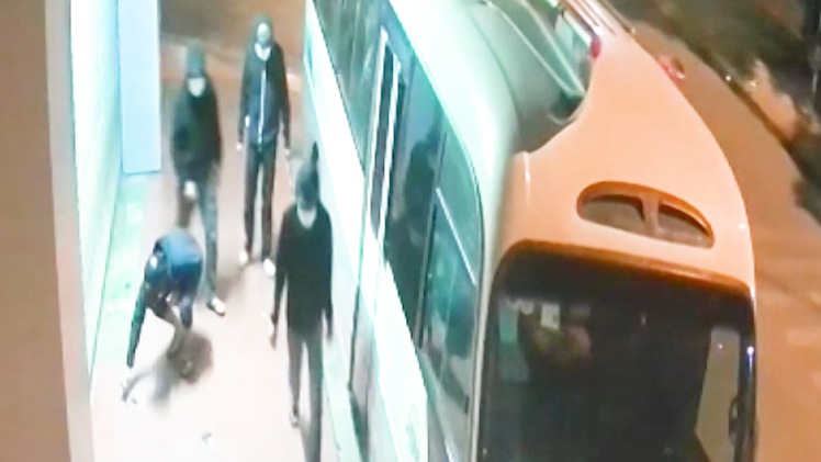 Video: Một nhà xe bị bốn thanh niên ném mắm tôm lúc rạng sáng