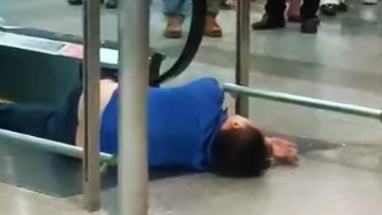 Video: Một người Thái Lan bất ngờ nhảy từ tầng 3 xuống tầng 1 bị thương nặng ở sân bay Nội Bài