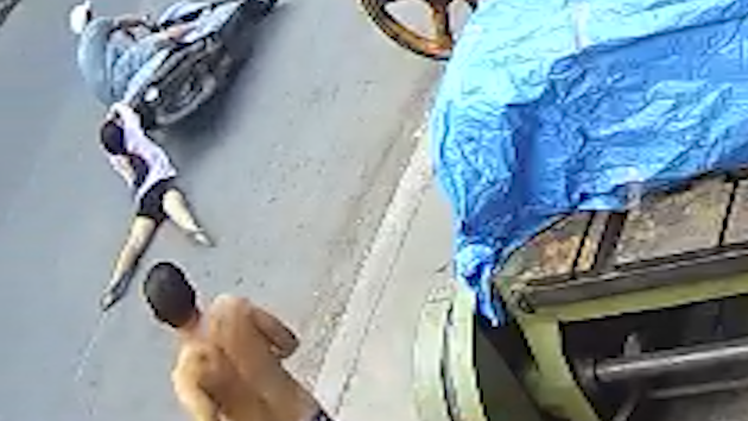 Video: Níu xe nghi phạm trộm điện thoại, bé gái bị kéo lê trên đường ở Bình Chánh