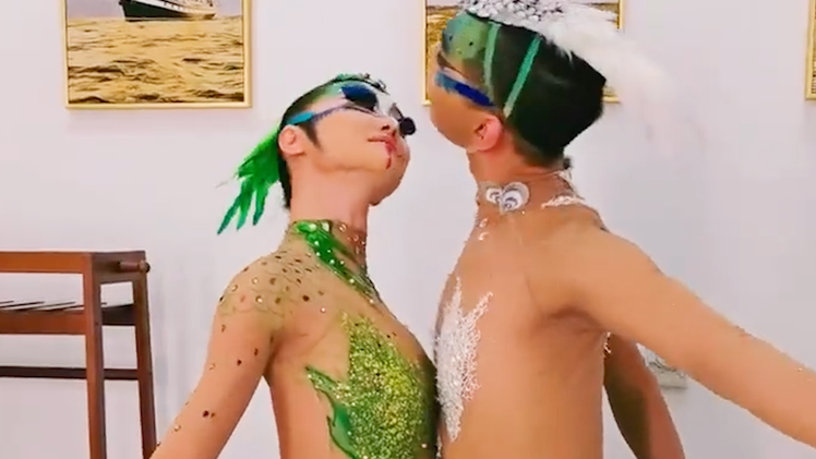 Video: Cộng đồng mạng dậy sóng với bài múa 'Khổng tước' của Dương Lệ Bình