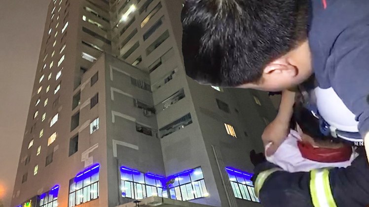 Video: Giải cứu thiếu nữ 14 tuổi suýt rơi từ ban công tầng 20 chung cư