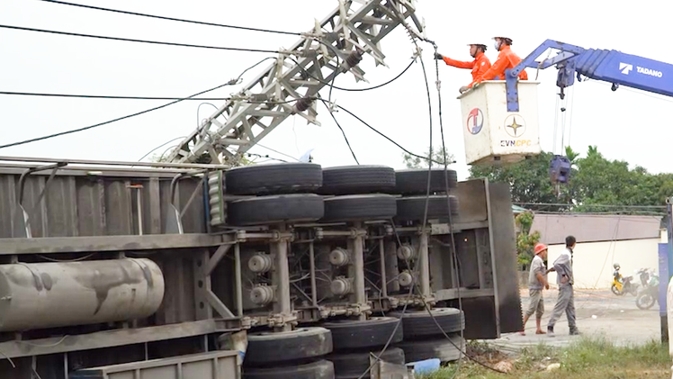 Video: Xe đầu kéo tông gãy cột điện trung thế, hơn 2.000 hộ dân mất điện