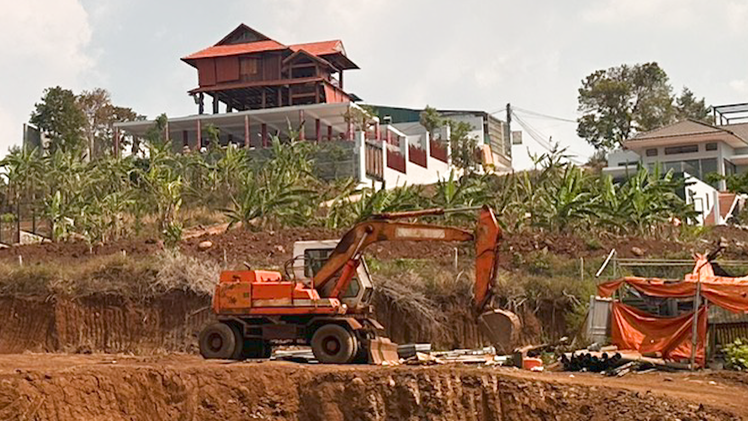 Video: Cận cảnh một quả đồi bị 'băm nát' để xây nhà trái phép ở TP Buôn Ma Thuột