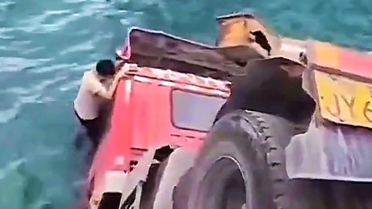 Video: Xe container mất lái rơi xuống biển, tài xế trèo cửa sổ cabin thoát thân