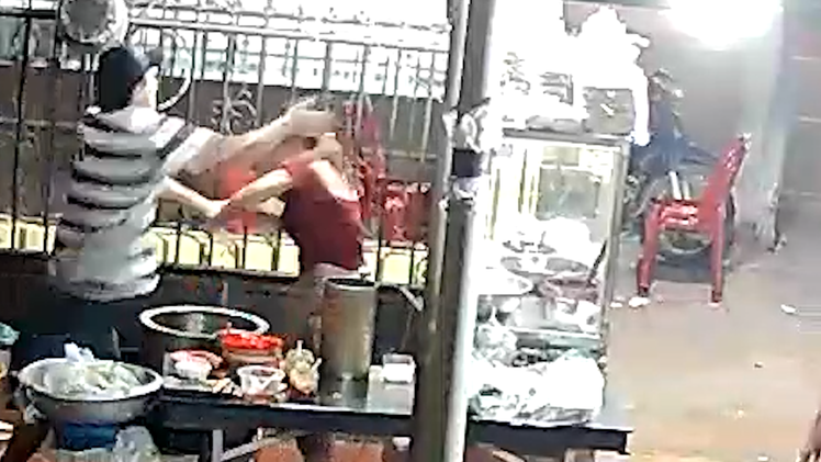 Video: Người bán mì quảng ở Vũng Tàu bị khách đánh túi bụi, công an đang vào cuộc điều tra