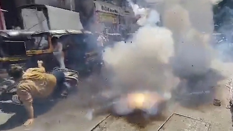 Video: Người dân đốt pháo ăn mừng làm cháy xe máy trên đường phố