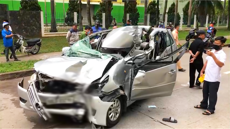 Video: Xe 7 chỗ húc đuôi xe tải, tài xế chết trên ghế lái ở Đồng Nai