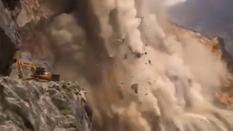 Video: Núi lở ầm ầm, khói bụi mù mịt khiến giao thông tắc nghẽn