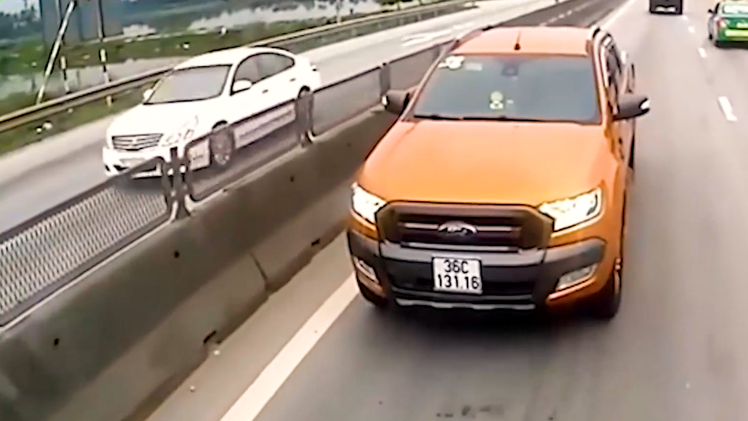 Video: Tài xế xe bán tải bị phạt 5 triệu đồng, tước bằng lái 2 tháng vì đi ngược chiều trên quốc lộ 1
