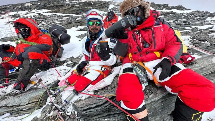 Người đàn ông cụt hai chân đầu tiên trên thế giới chinh phục đỉnh núi Everest