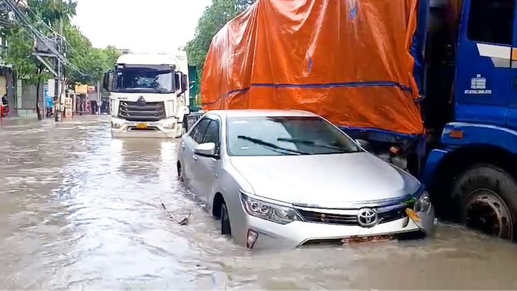 Sau trận mưa lớn nhiều tuyến đường ở Biên Hòa ngập sâu, xe hơi 'bơi' trong nước