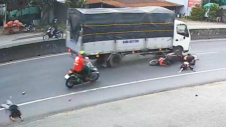 Trích xuất camera vụ xe tải va chạm ba xe máy làm 1 người chết, 4 người bị thương ở Tiền Giang