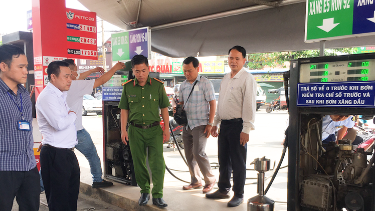 Tạm đình chỉ trạm trưởng, trạm phó vụ bơm nhồi xăng, không trả về số 0 ở Đồng Nai