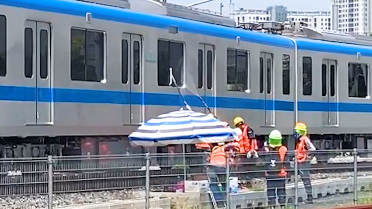 Video: Đoàn tàu metro số 1 đã được làm sạch sau khi bị vẽ bậy
