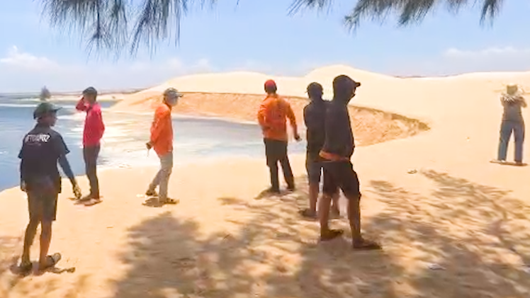 Video: Sụt lún đồi cát điểm du lịch Bàu Trắng ở Bình Thuận