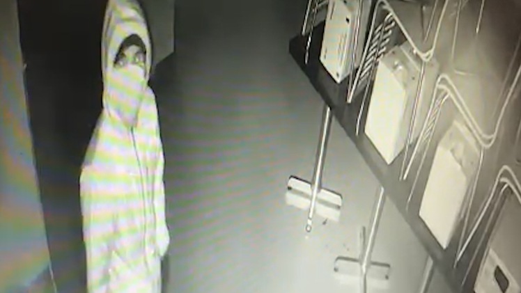 Video: Trốn trong nhà vệ sinh, chờ nhà hàng đóng cửa để trộm tiền
