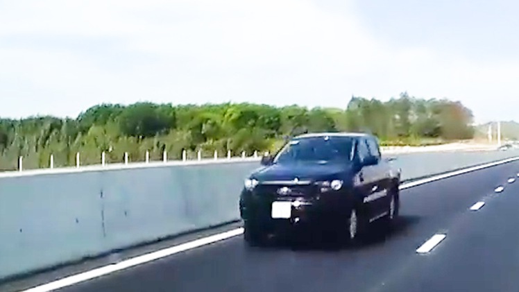 Video: Trích xuất camera xe bán tải 'vô tư' chạy ngược chiều trên cao tốc Phan Thiết - Dầu Giây