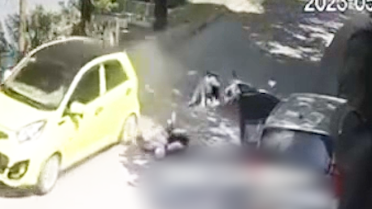 Video: Tài xế mở cửa ô tô bất cẩn khiến người phụ nữ bị xe khác cán chết