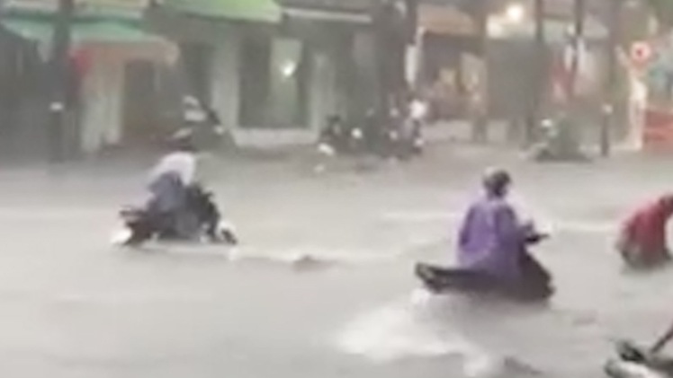 Video: Mưa lớn nhất từ đầu năm, Biên Hòa có nơi ngập đến nửa xe máy
