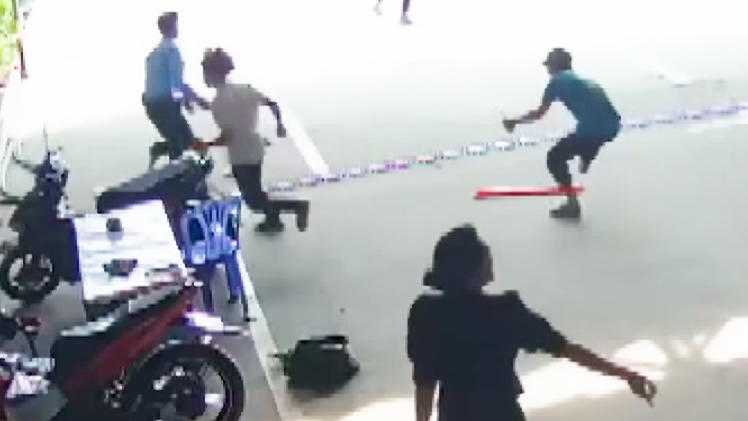Video: Trích xuất camera, truy bắt nhóm rượt chém nhân viên trạm dừng chân