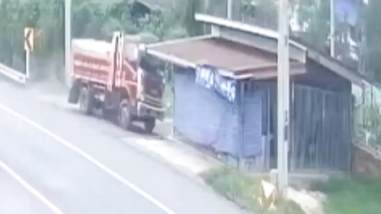 Khoảnh khắc xe tải mất lái lao xuyên qua nhà dân ven đường tại Thái Lan
