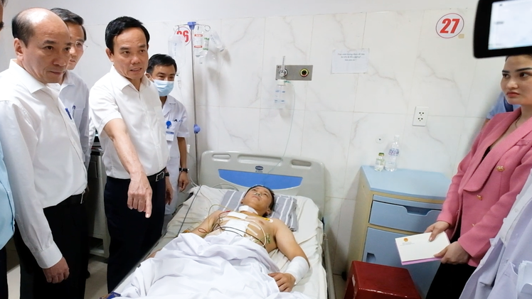 Phó thủ tướng Trần Lưu Quang thăm gia đình các nạn nhân trong vụ 2 trụ sở UBND xã bị tấn công