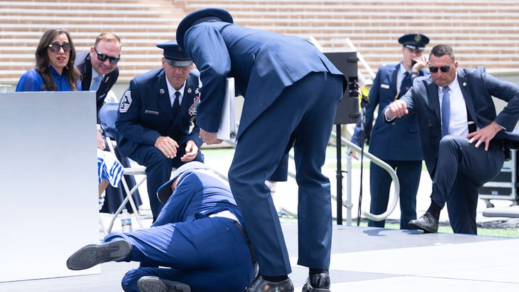 Khoảnh khắc tổng thống Mỹ vấp té tại lễ tốt nghiệp trường không quân