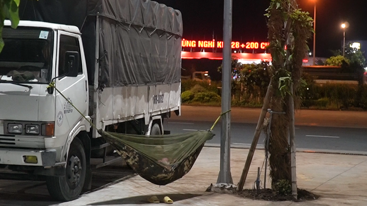 Tài xế đậu xe hàng dài, mắc võng ngủ trên cao tốc TP.HCM - Trung Lương